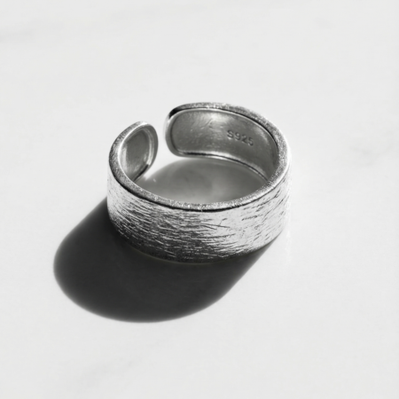 Bague Large Texturée en Argent 925 – Maison Khmissa