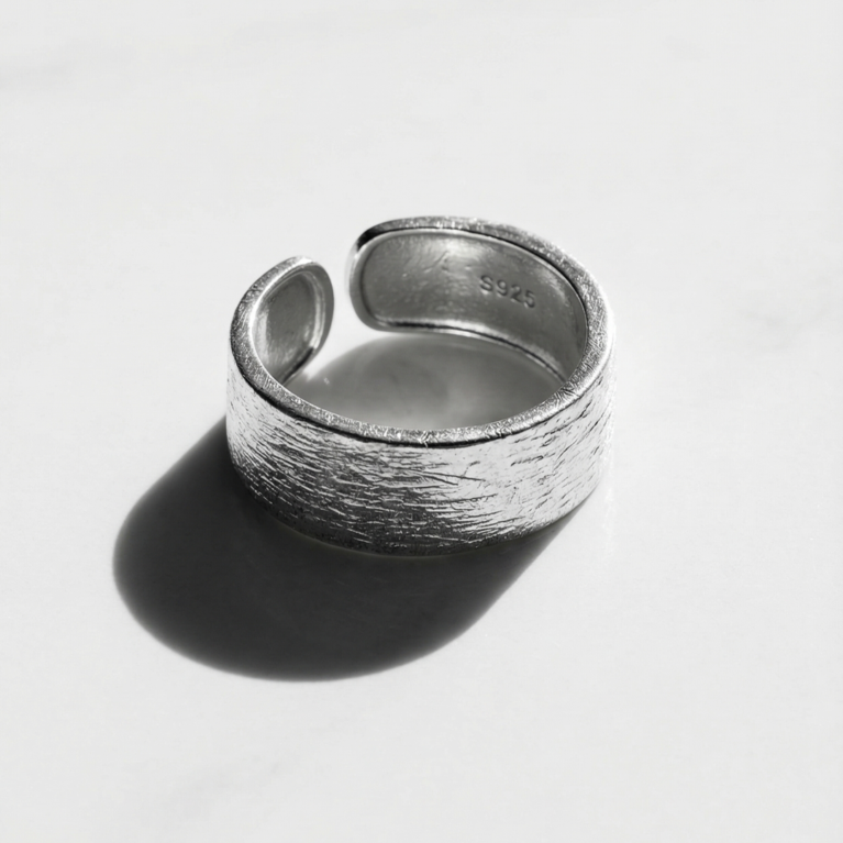 Bague Large Texturée en Argent 925 – Maison Khmissa